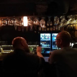 Ff:s Och Ett Litet Koek Inomhus