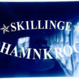 Skillinge Hamnkrog Av Två Traktörer Logotyp