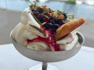 Skillinge Hamnkrog Av Två Traktörer